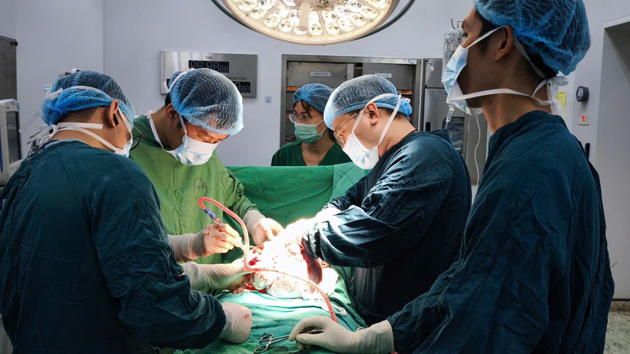 Bác sĩ phẫu thuật cho bệnh nhân. 