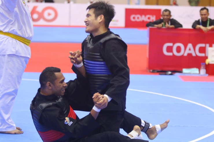 Duy Tuyến sau khi bị đấm trộm phải nhờ bộ phận y tế chăm sóc, sau đó anh tiếp tục thi đấu và chiến thắng