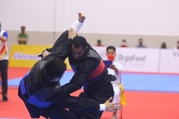 Trận đấu gay cấn giữa Ronaldo Neno (đai đỏ) và Duy Tuyến (đai xanh) tại SEA Games 31