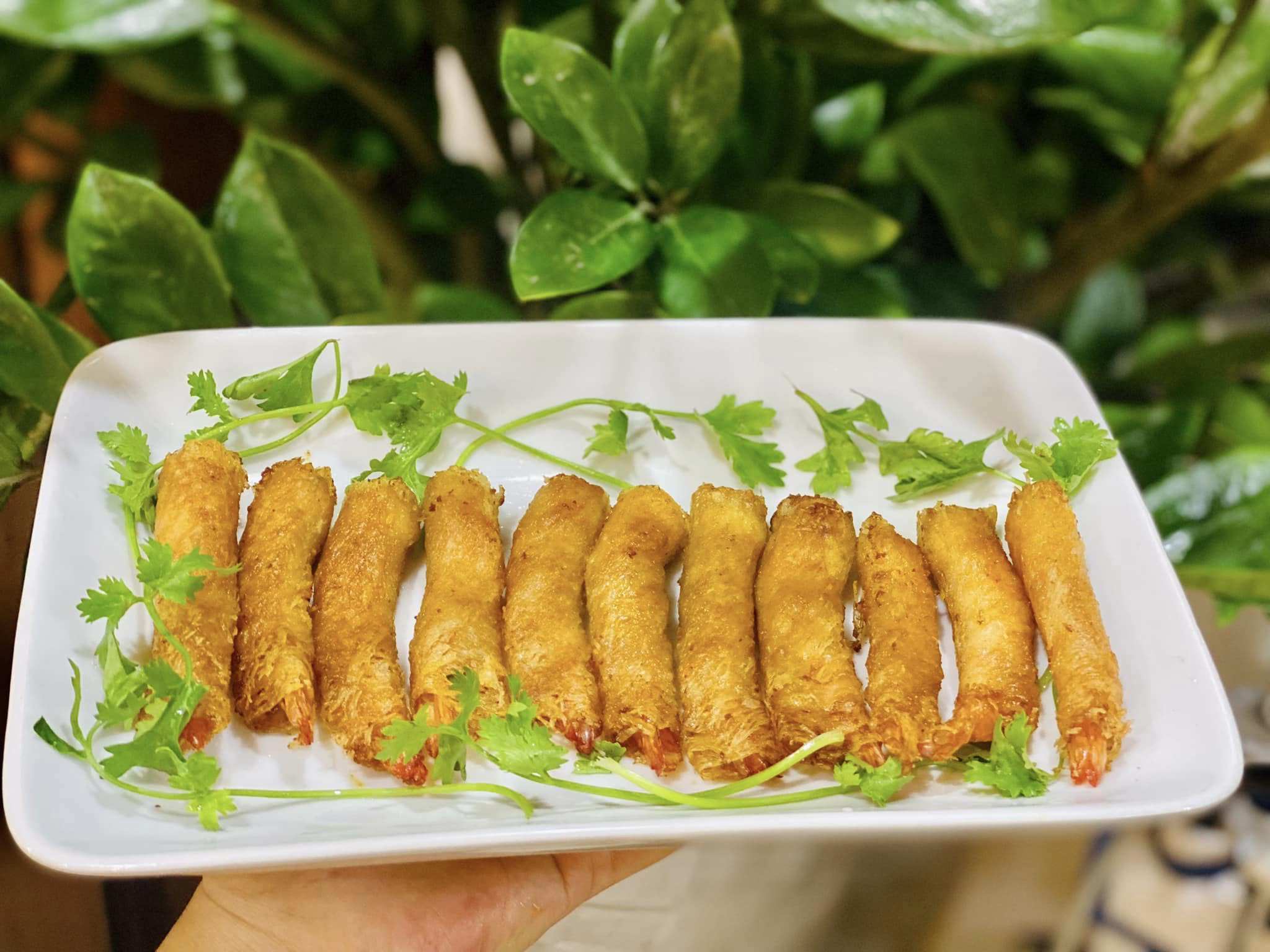 Lưu ý chiên nhỏ lửa để tránh bị cháy, chấm ram tôm cùng tương ớt sẽ tăng hương vị hấp dẫn cho món ăn!