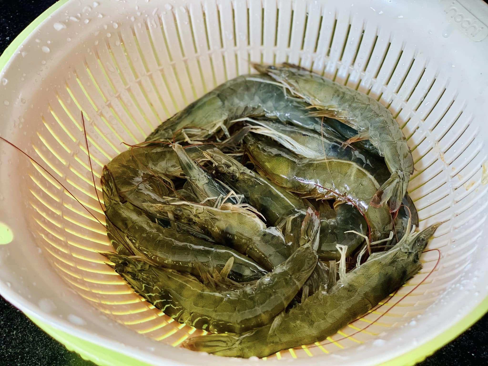 Tôm siêu giàu canxi, mẹ làm món này con ăn không muốn dừng - 1