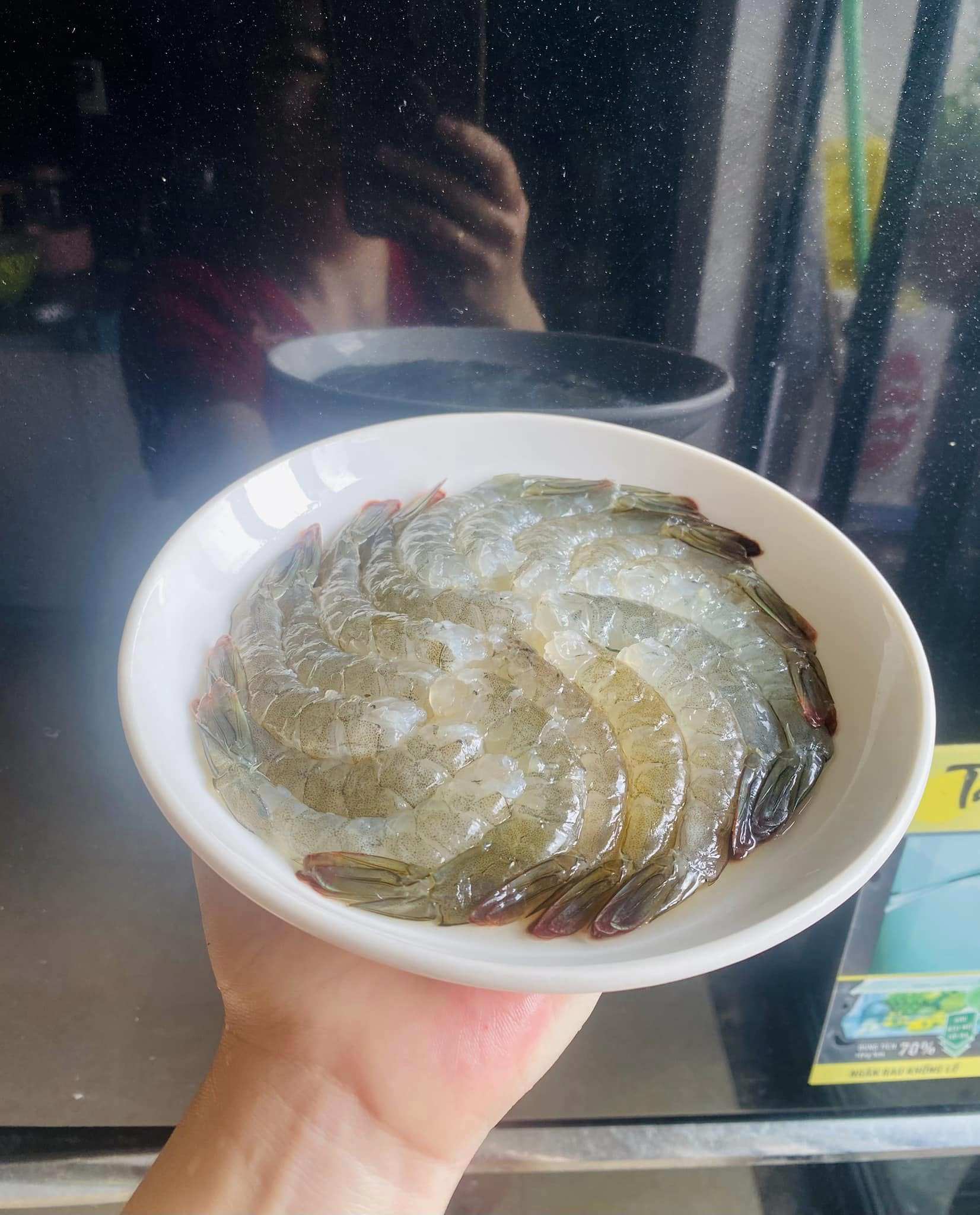 Tôm rửa sạch, bảo quản trong ngăn đá tầm 15 phút để tôm ngất và se vỏ, giúp dễ bóc vỏ hơn. Bóc vỏ tôm chừa lại phần đuôi để khi cuốn ram sẽ đẹp hơn. Ướp tôm cùng chút muối và hạt tiêu tầm 10 phút cho ngấm gia vị.