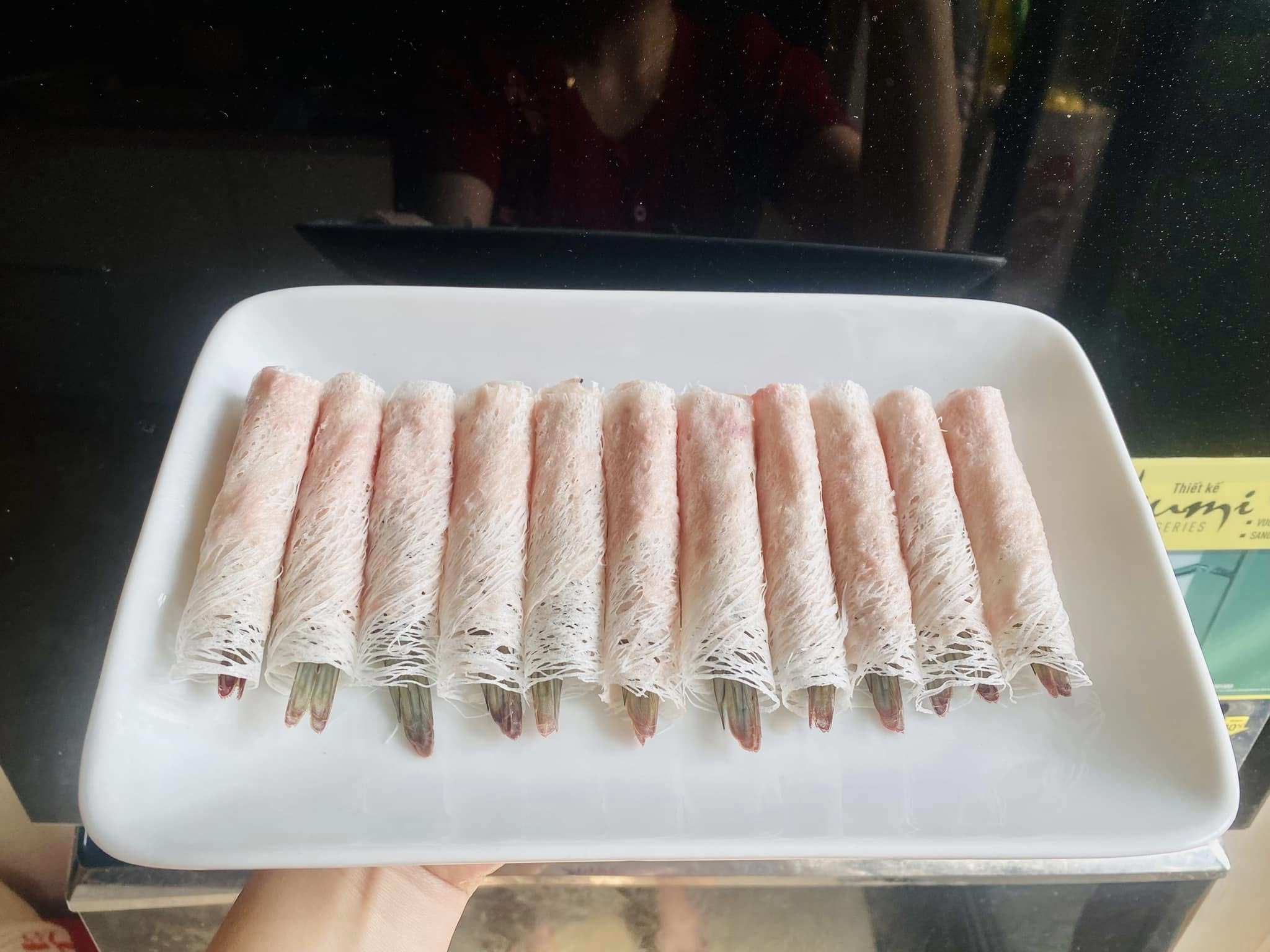 Có thể dùng kéo để cắt bớt các cạnh của phần nem rế, giúp ram cuốn đẹp mắt hơn.