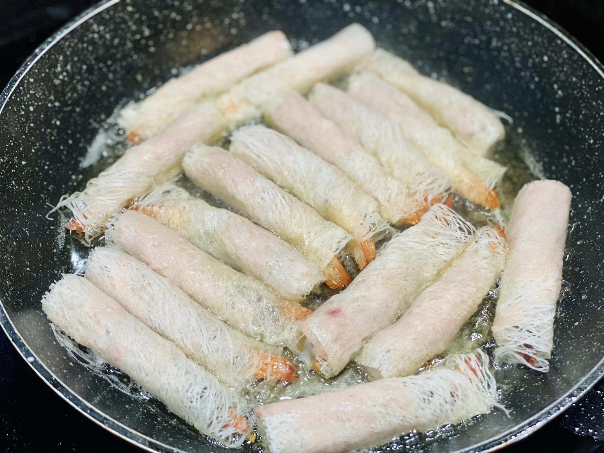 Làm nóng chảo, chiên nem rế ngập dầu đến khi vàng đều.