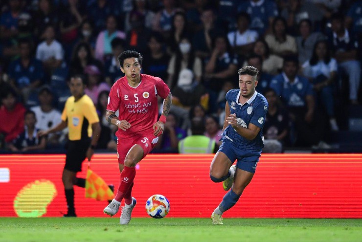 Văn Hậu khóa chặt tiền đạo Bissoli (áo xanh)