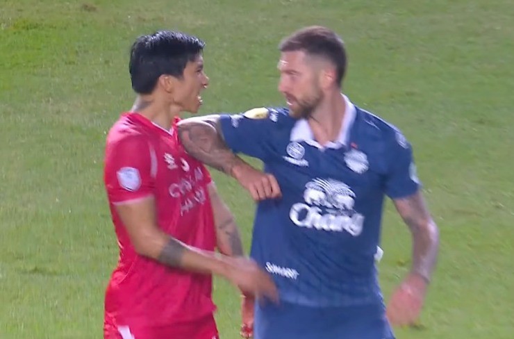 Cầu thủ Buriram tỏ ra nóng nảy với Văn Hậu