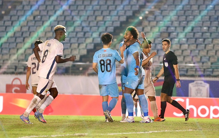 Xuân Son mở tỷ số bằng quả phạt đền cho Nam Định