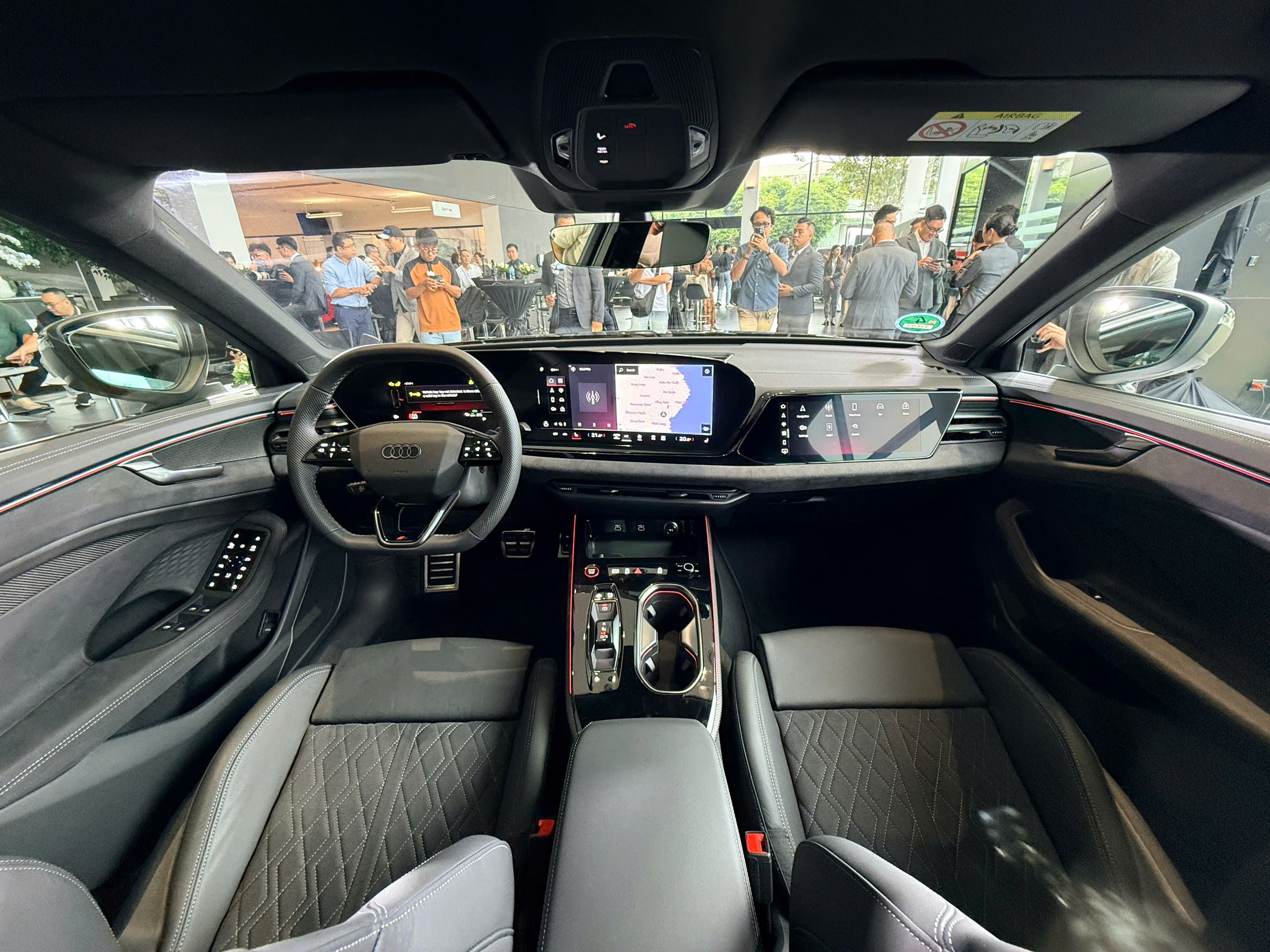 A6 thế hệ mới được trang bị tiêu chuẩn gói ngoại thất S line phong cách thể thao.