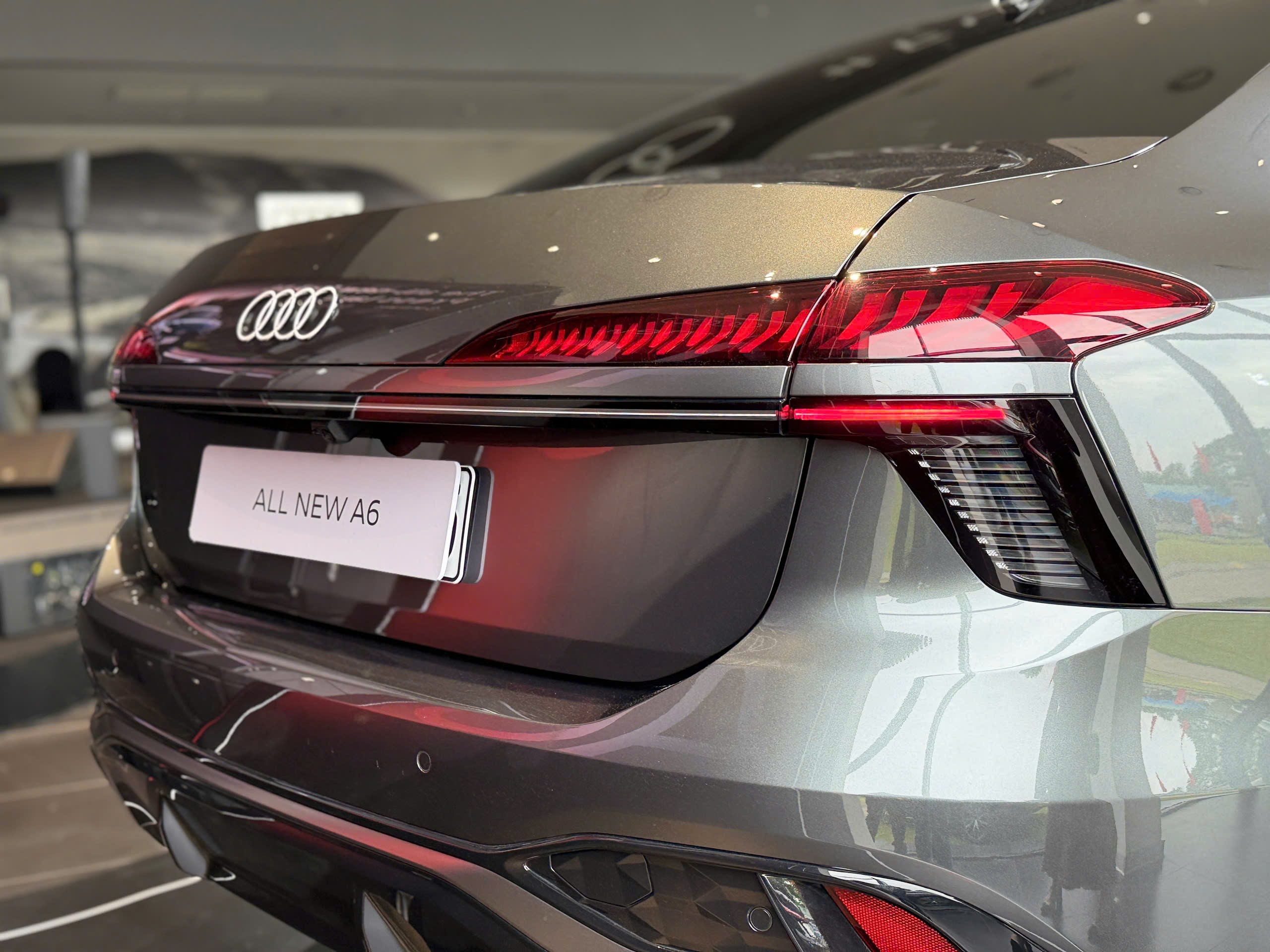 Đuôi xe được mở rộng theo chiều ngang, trang trí bởi cụm đèn hậu tách biệt và dải LED nối liền hiện đại.