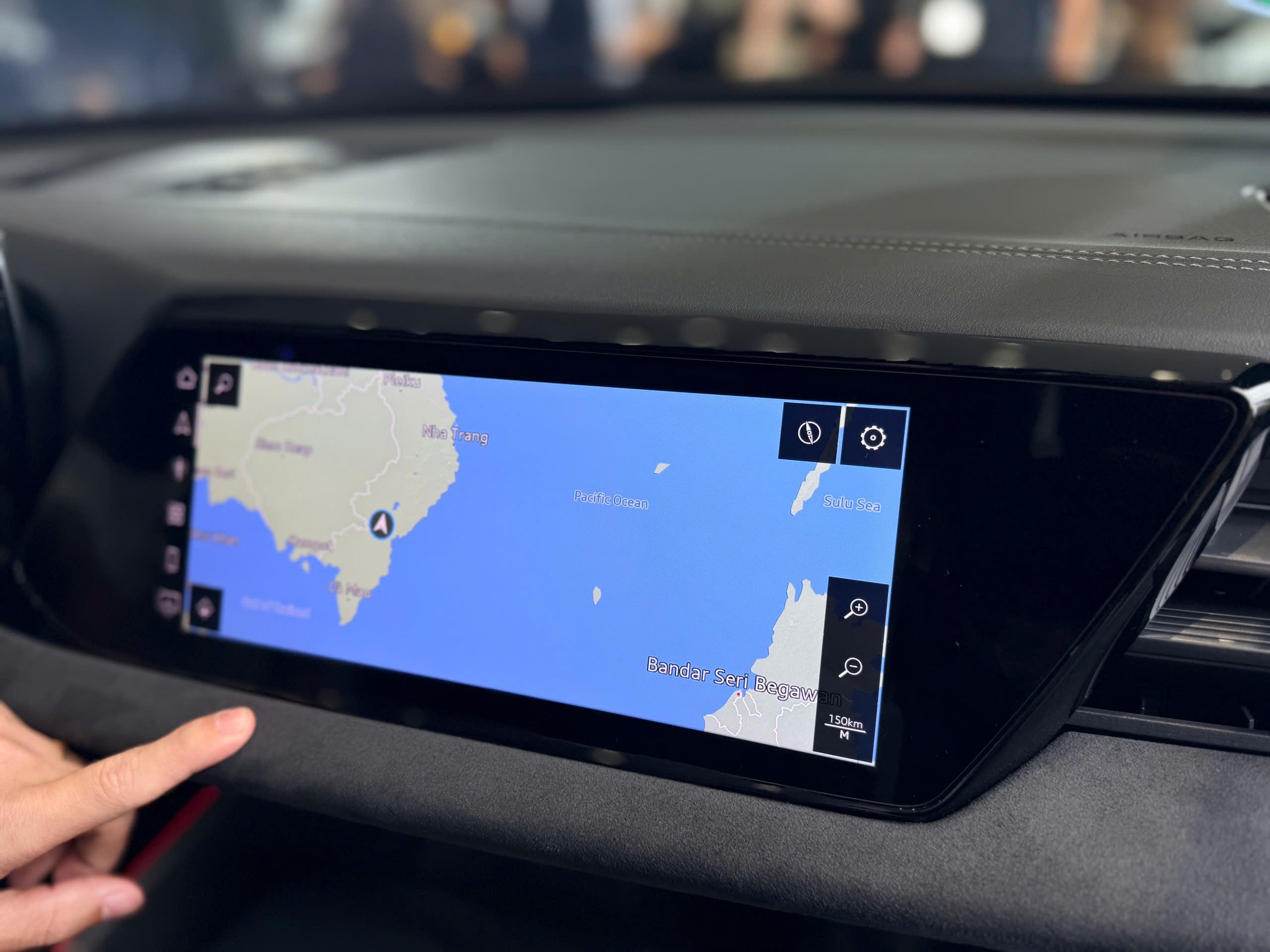 Màn hình phụ bên khu vực người ngồi hàng ghế trước.