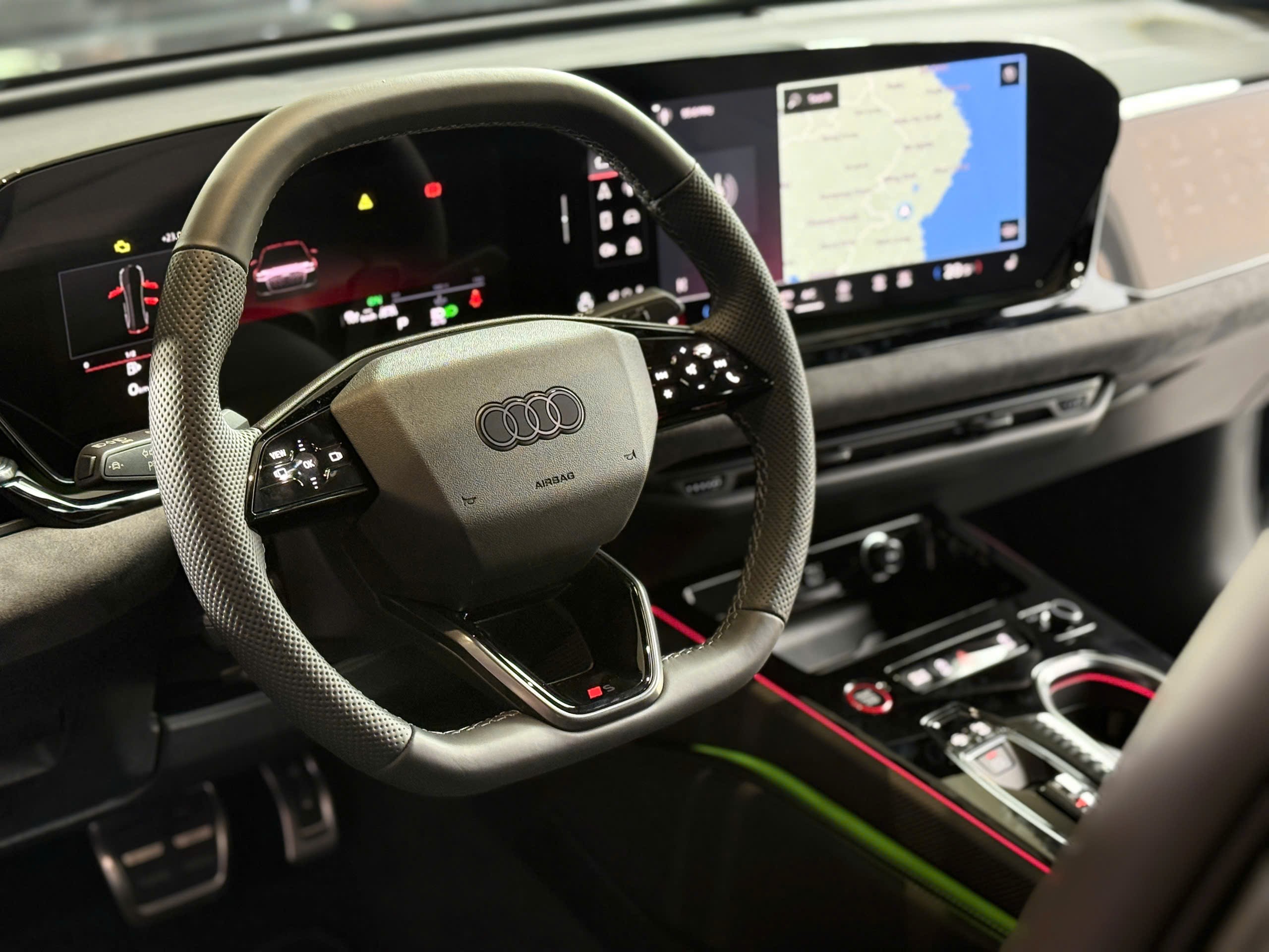 A6 S line được trang bị màn hình hiển thị thông tin trên kính lái (HUD) thế hệ mới.