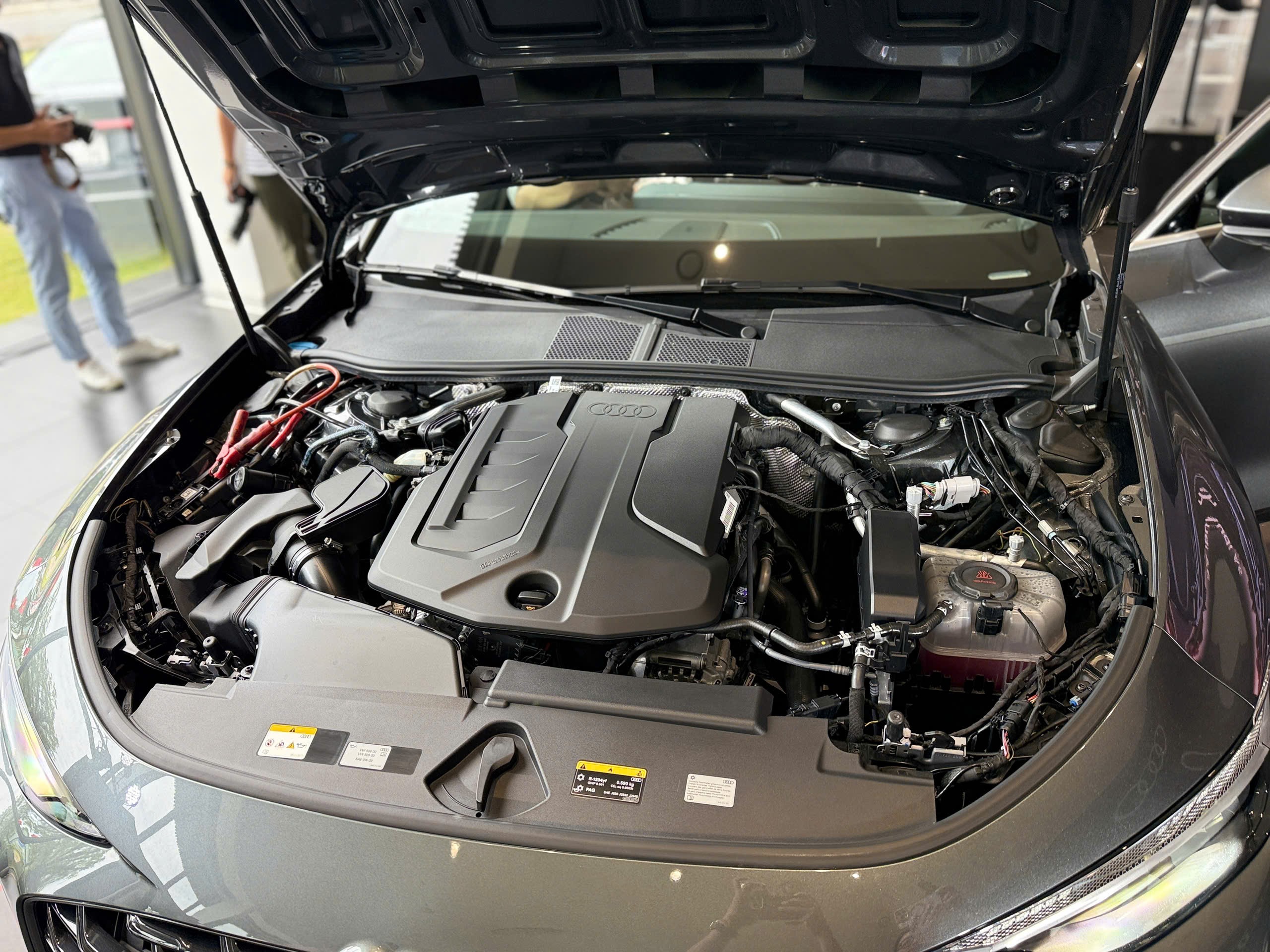 Audi A6 được trang bị khối động cơ xăng I4, dung tích 2.0L TFSI, cho công suất 196 mã lực.