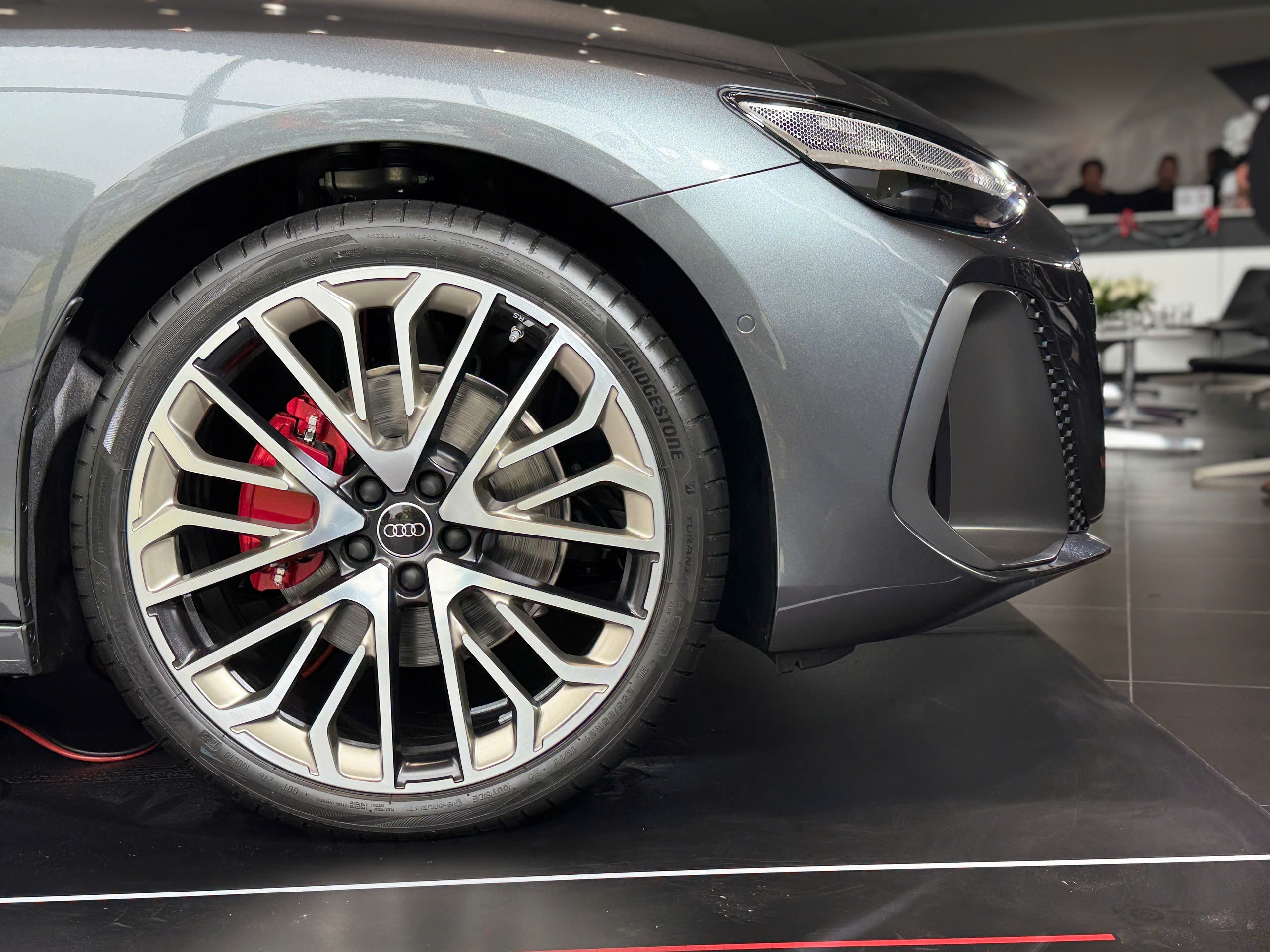 Mâm xe trên phiên bản trưng bày sẽ khác với mâm xe thực tế khi về tay khách hàng Việt.