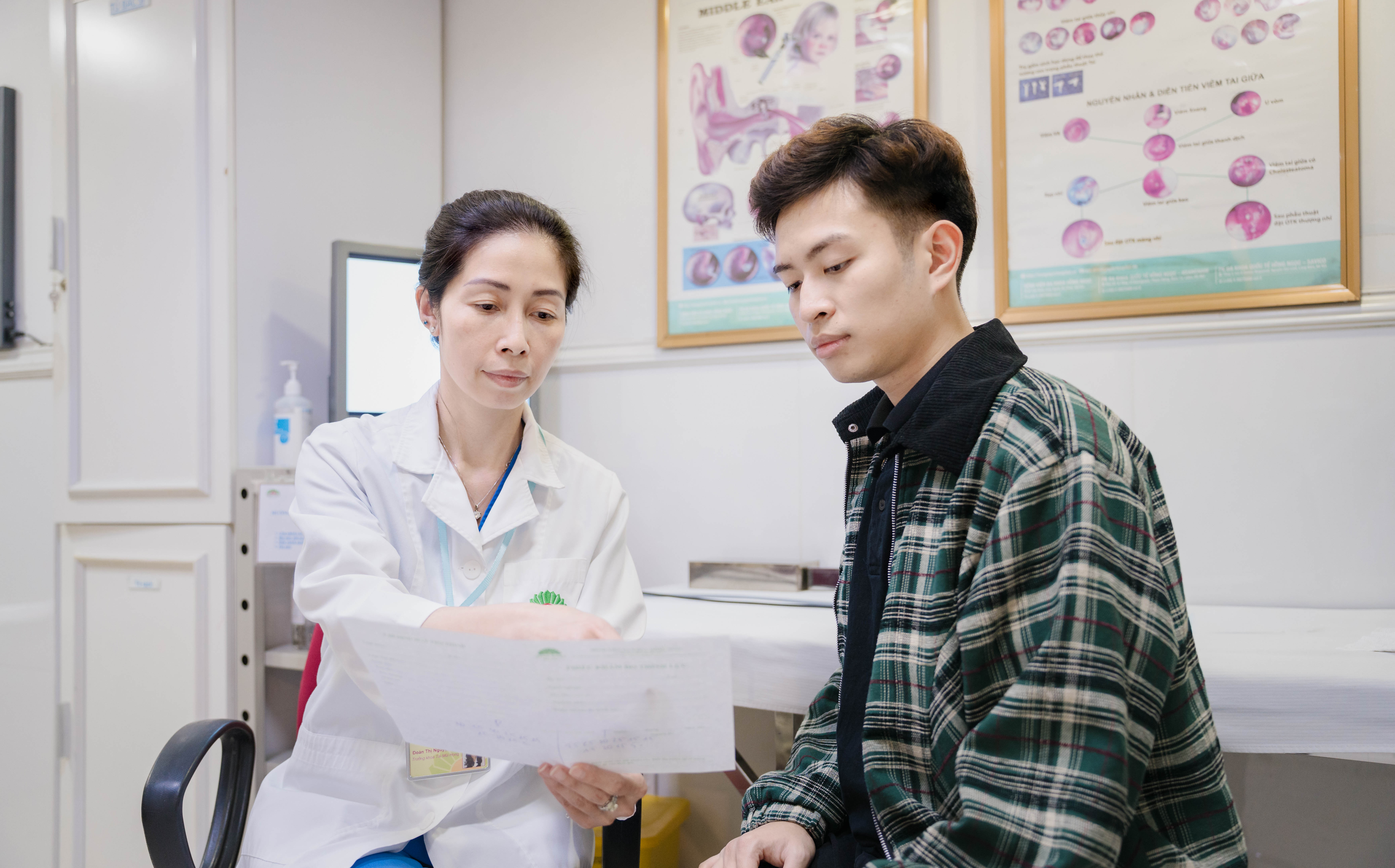 ThS.BS Đoàn Thị Nguyệt Ánh phân tích kết quả đo thính lực cho bệnh nhân