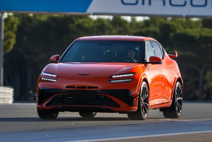 Tại sự kiện Magma World Premiere ở trường đua Circuit Paul Ricard (Pháp), Hyundai chính thức giới thiệu Genesis GV60 Magma - xe hiệu năng cao đầu tiên của thương hiệu. Và bộ đôi xe mới đánh dấu chương mới cho thương hiệu xe hạng sang của hãng xe Hàn Quốc.
