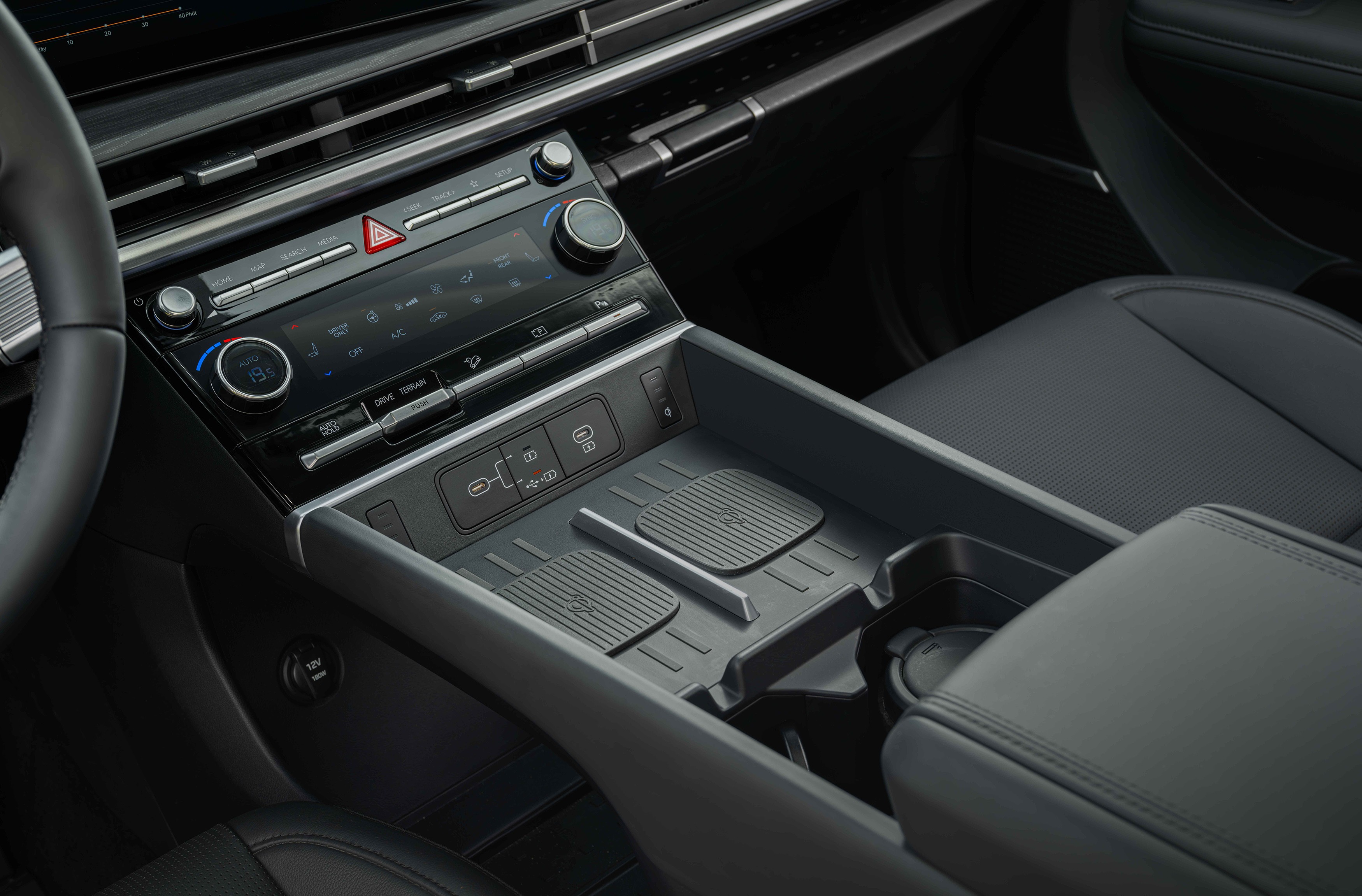 goài ra, xe còn trang bị sạc không dây đôi công suất 15W và cổng sạc USB-C 27W nhanh chóng.