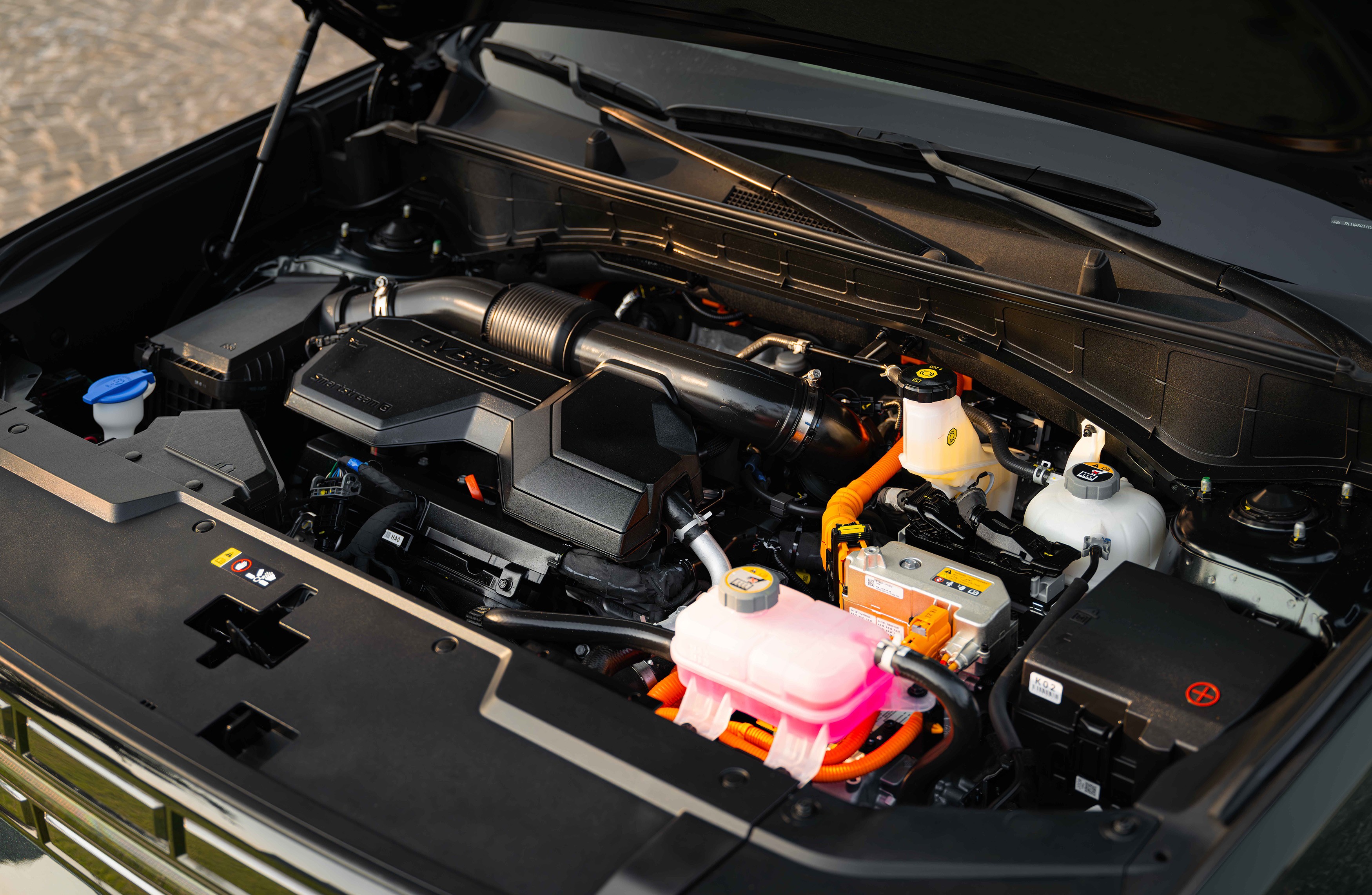 Song hành cùng động cơ xăng là hệ thống môtơ điện sử dụng khối pin Li-ion Polymer dung lượng 1,49 kWh.