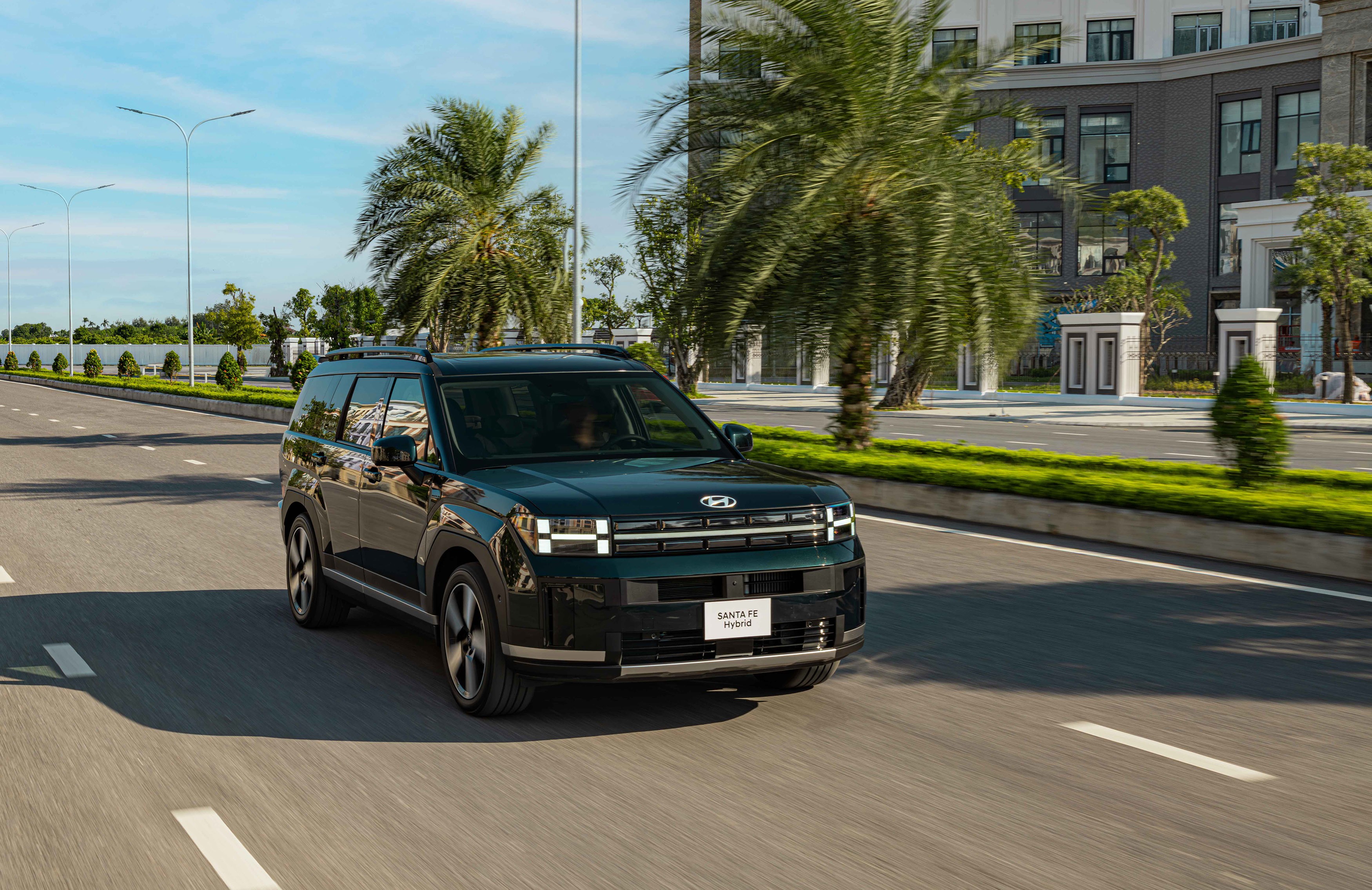 SantaFe Hybrid tiếp tục khẳng định tiêu chuẩn an toàn vượt trội với đầy đủ các công nghệ an toàn tiêu chuẩn.