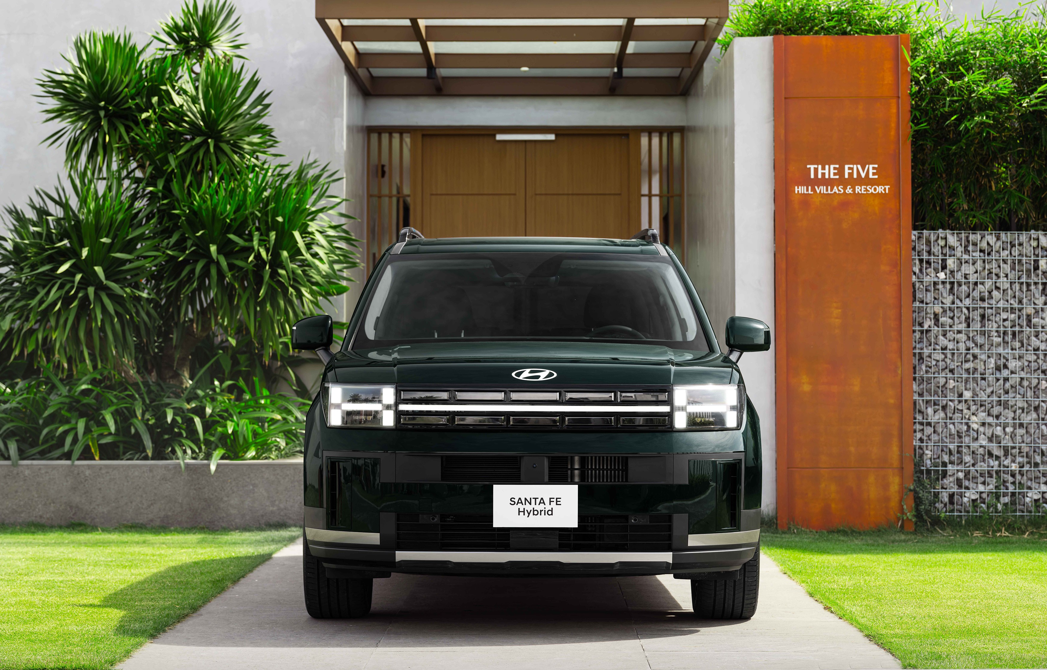 Phần đầu xe nổi bật với cụm đèn chiếu sáng thích ứng (HBA-LED) và dải đèn ban ngày tạo hình chữ H.