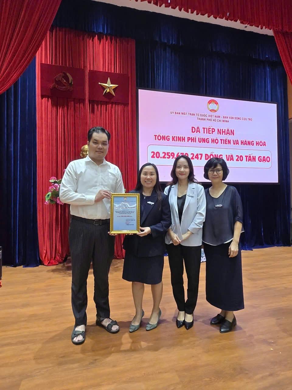 Giám đốc CHAGEE Việt Nam nhận thư cảm ơn từ Ủy ban Mặt trận Tổ quốc Việt Nam Thành phố Hồ Chí Minh tại buổi tiếp nhận ủng hộ đồng bào khắc phục thiệt hại do thiên tai