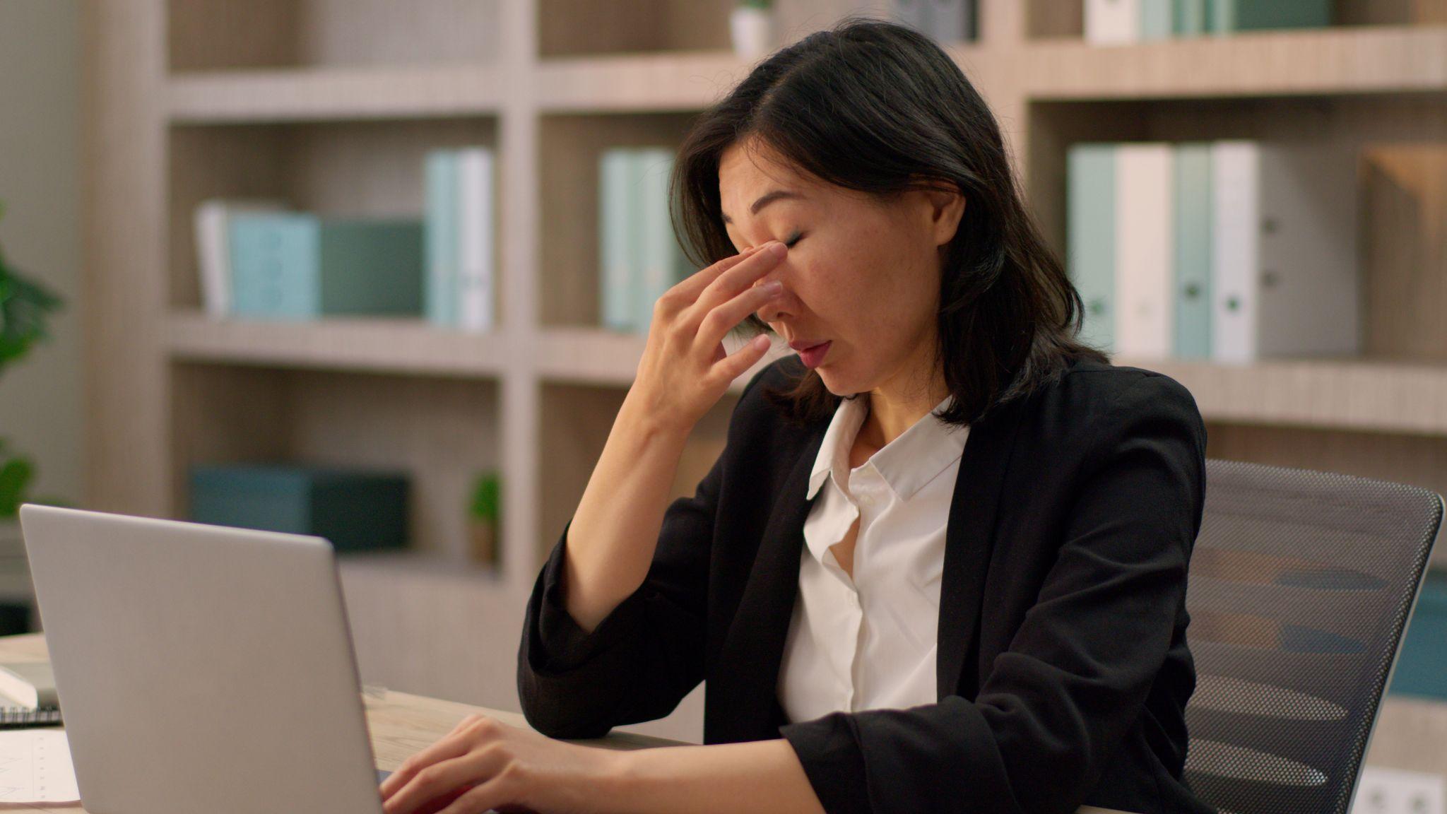 Áp lực công việc cùng thời gian sử dụng thiết bị số kéo dài là nguyên nhân chính gây mỏi mắt và suy giảm thị lực ở dân văn phòng.