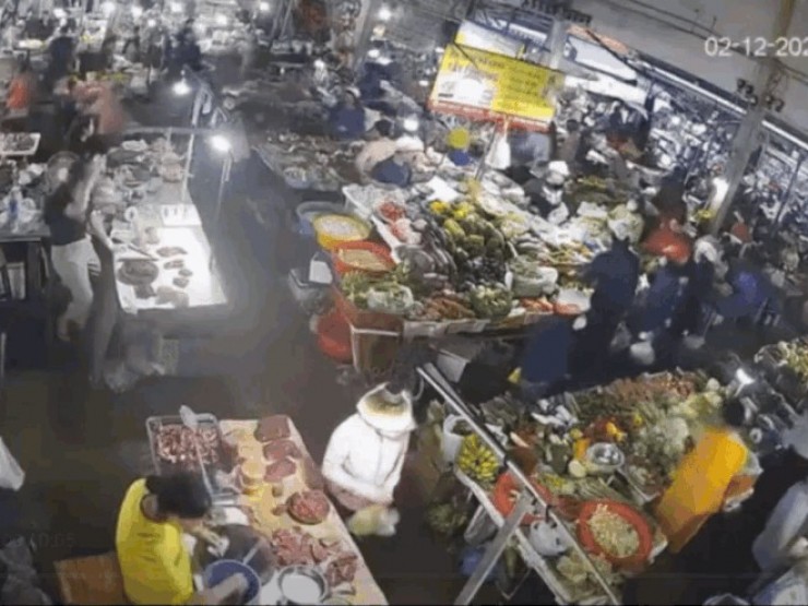 Camera ghi lại khoảnh khắc khiến cả chợ run sợ bỏ chạy