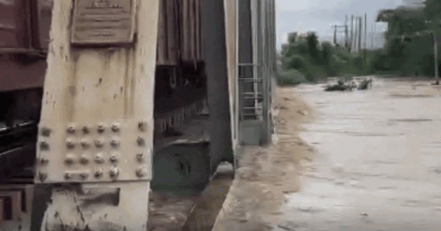 CLIP: Lũ dâng cao, ngành đường sắt điều tàu hàn...