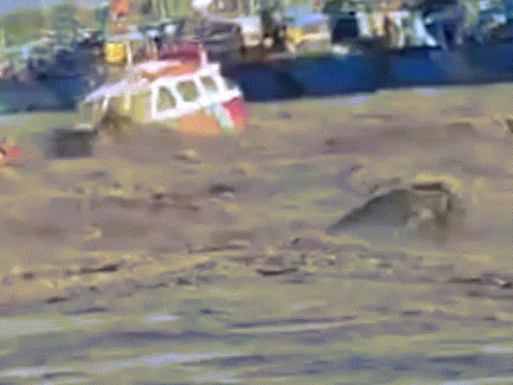 Hàng chục tàu cá bị nhấn chìm và cuốn trôi ở Lâm Đồng