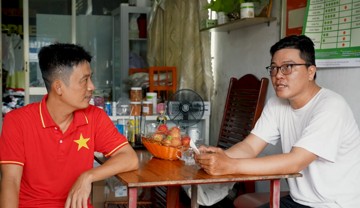 Anh Thái đang trao đổi với khách hàng Hà Quốc Duy ngay tại điểm bán.