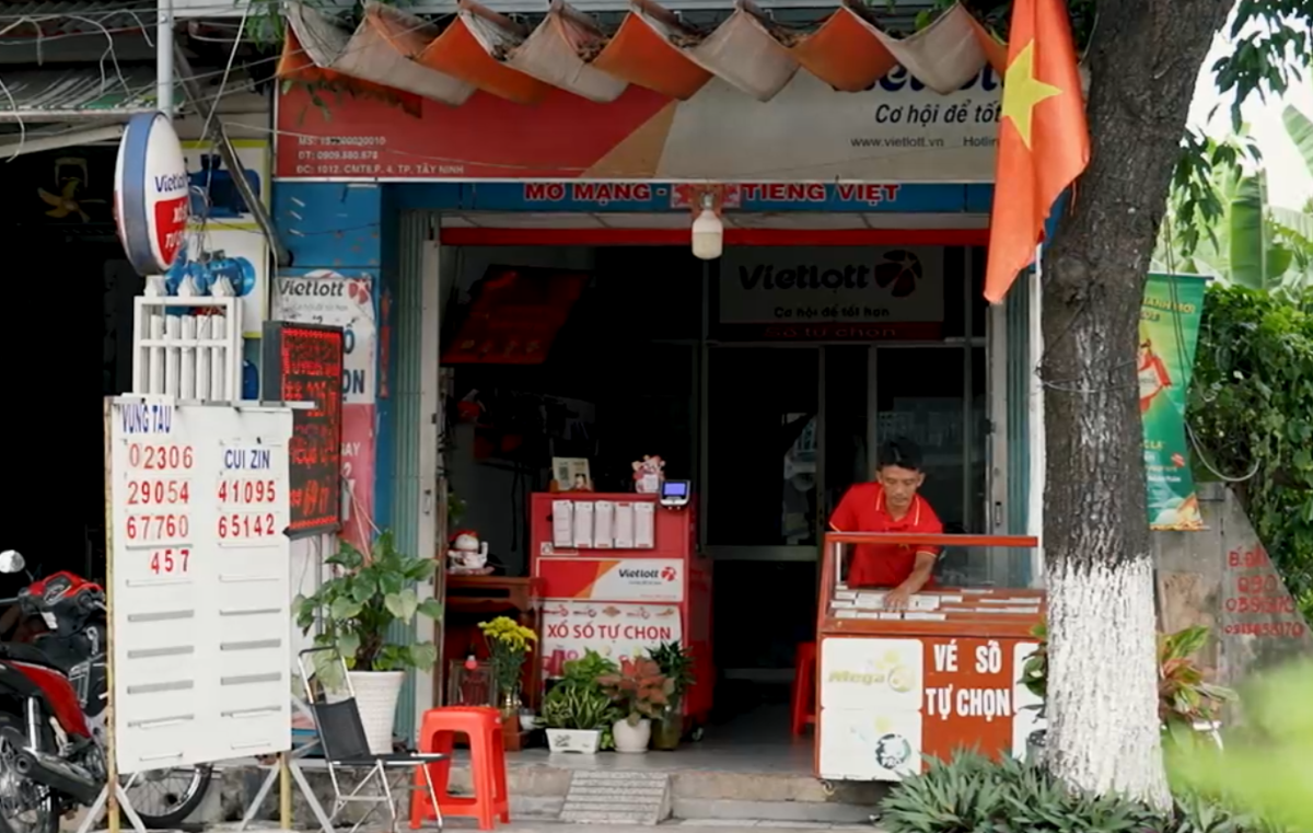 Điểm bán vé số Vietlott có lịch sử là cửa hàng sửa điện thoại di động.