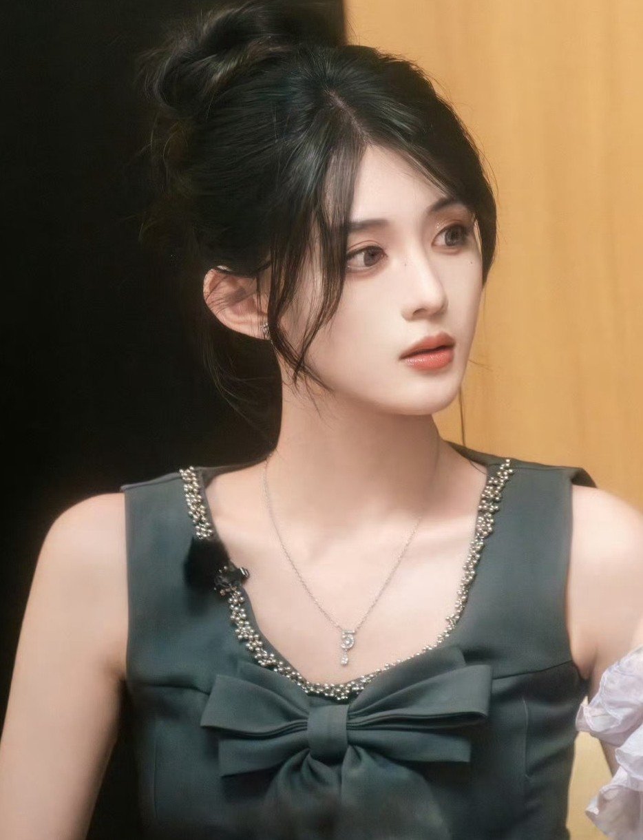 Vương Tử Thuần (phải) và Bao Khiết Nghi tranh cãi trong show hẹn hò. Vương Tử Thuần bị chỉ trích thái độ ngạo mạn, khinh thường các khách mời khác.