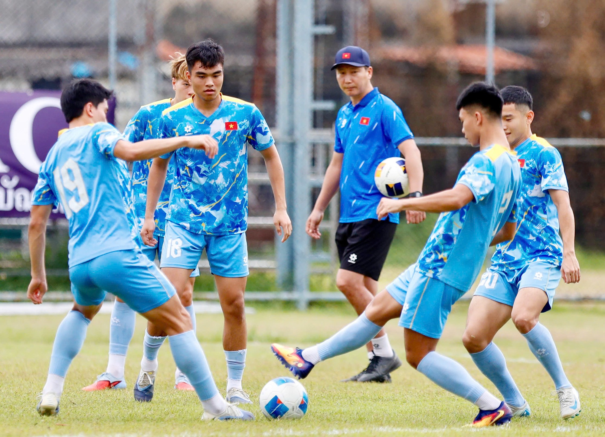 Thầy trò HLV Kim Sang Sik ra sân tập luyện bình thường ngay trong chiều 4/12. Buổi tập của U22 Việt Nam được đẩy lên sớm hơn khoảng 1 tiếng so với thường ngày, để các học trò của HLV Kim Sang Sik làm quen với khung giờ thi đấu 16h.