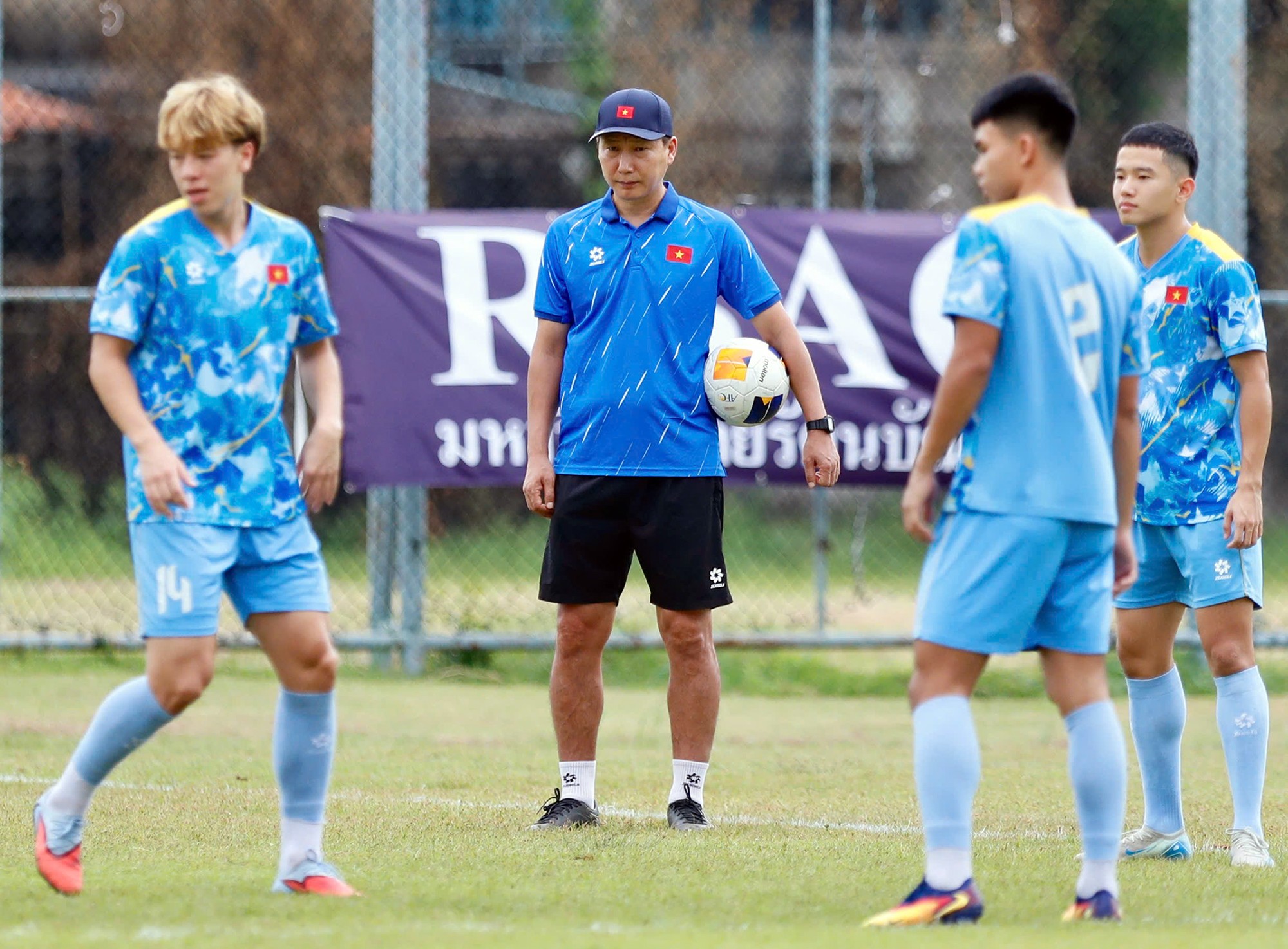 HLV Kim Sang Sik đứng quan sát khá kỹ nhóm cầu thủ dự bị, chưa ra sân thi đấu nhiều ở trận thắng U22 Lào chiều 3/12.