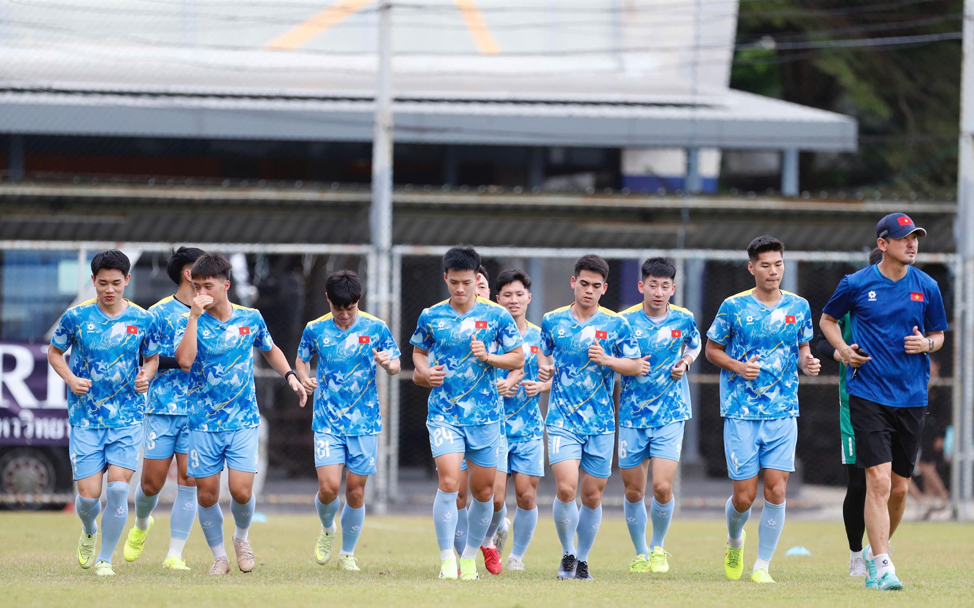 Các cầu thủ đá chính trước U22 Lào chạy thả lỏng cùng trợ lý Lee Jung Soo.