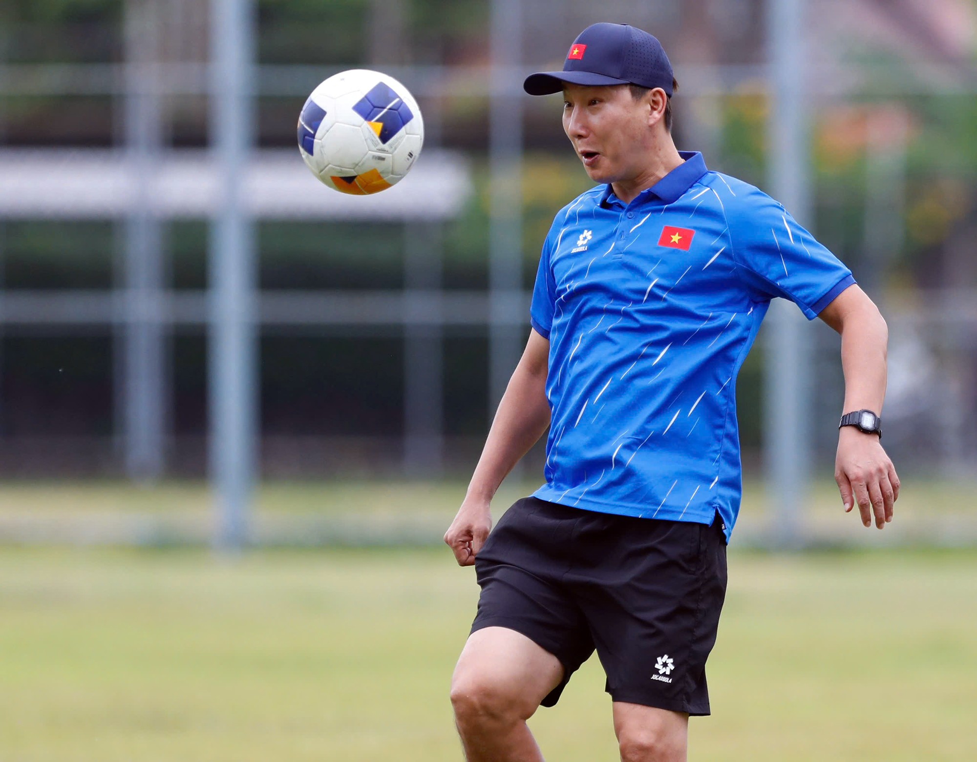 Được biết, ông Kim đón tin vui về tình hình lực lượng của U22 Việt Nam, khi tiền vệ Nguyễn Xuân Bắc chỉ dính chấn thương nhẹ, có thể trở lại sau 2-3 ngày tập hồi phục ở khách sạn.