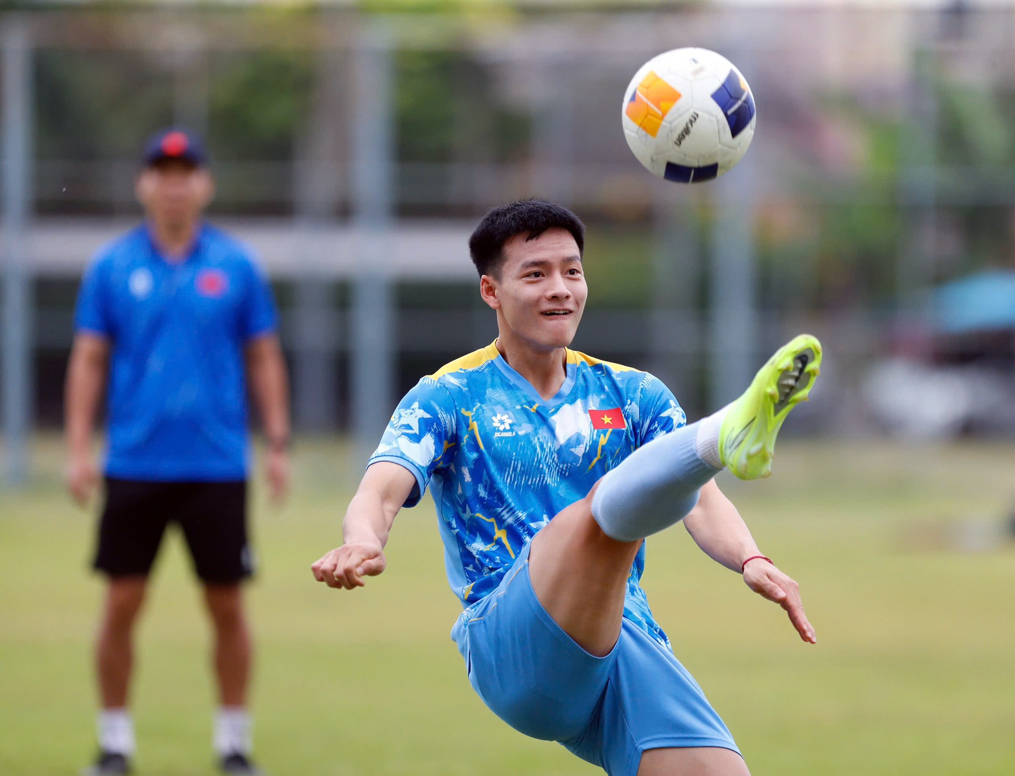 Các tuyển thủ U22 Việt Nam thoải mái so tài tâng bóng cùng HLV Kim Sang Sik.