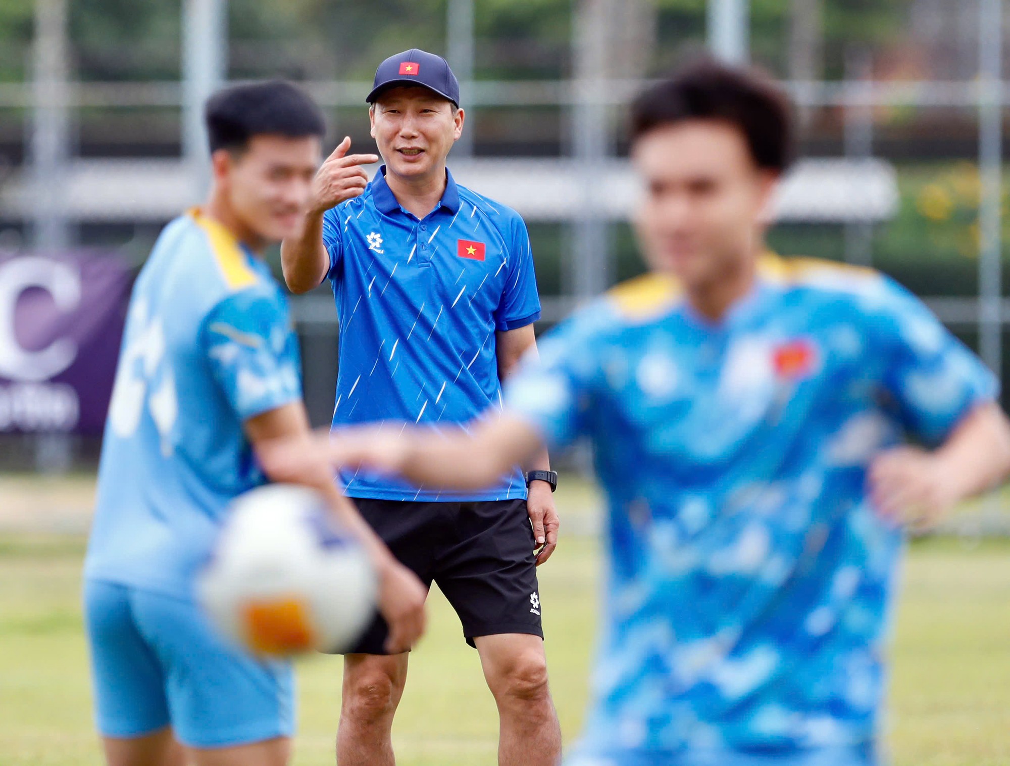 Nụ cười tươi của ông Kim Sang Sik, dù U22 Việt Nam nhận nhiều chỉ trích khi giành chiến thắng nhọc nhằn trước U22 Lào.