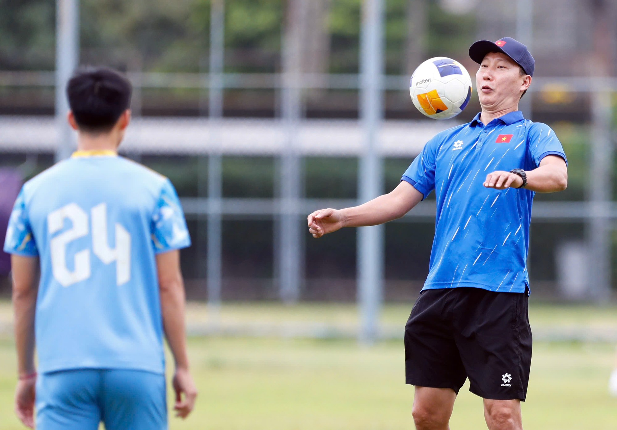 Tiếp đến, nhà cầm quân người Hàn Quốc đến chơi bóng cùng nhóm cầu thủ đá chính trước U22 Lào.