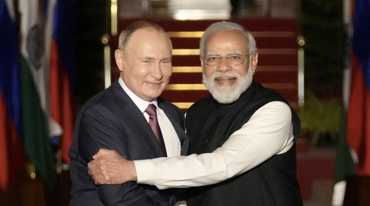 Tổng thống Nga Vladimir Putin (trái) hôm 4-12 đã có cuộc gặp Thủ tướng Ấn Độ Narendra Modi. Ảnh: AP