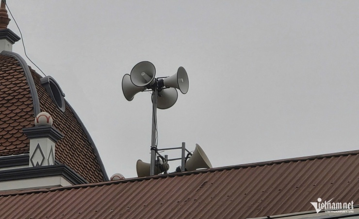 Loa phát thanh của TDP Đại Mão được treo ngay trên nóc nhà dân.