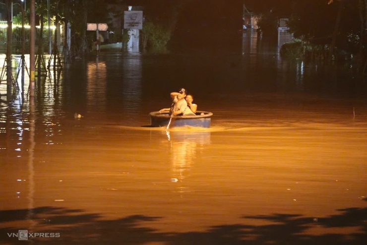 Người dân Phan Thiết chạy lũ suốt đêm - 1