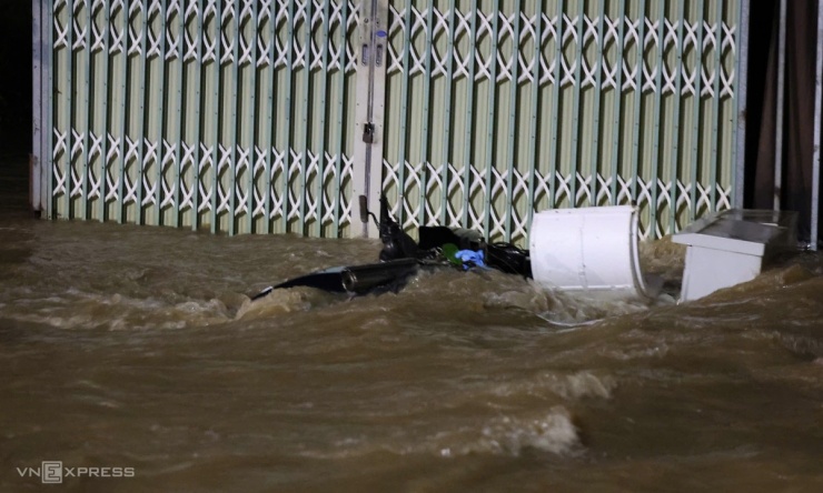 Người dân Phan Thiết chạy lũ suốt đêm - 5