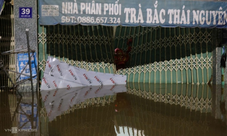 Người dân Phan Thiết chạy lũ suốt đêm - 4