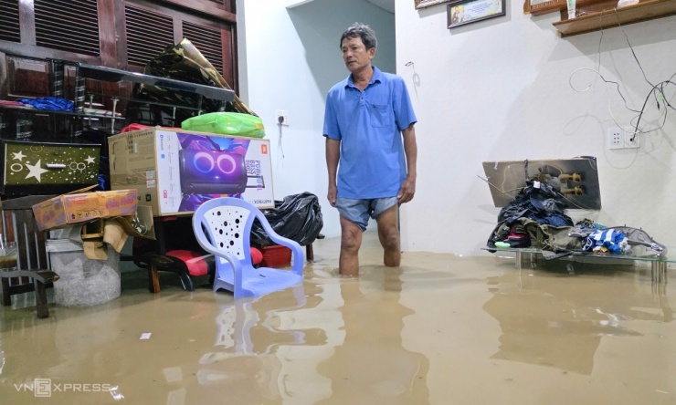 Người dân Phan Thiết chạy lũ suốt đêm - 2