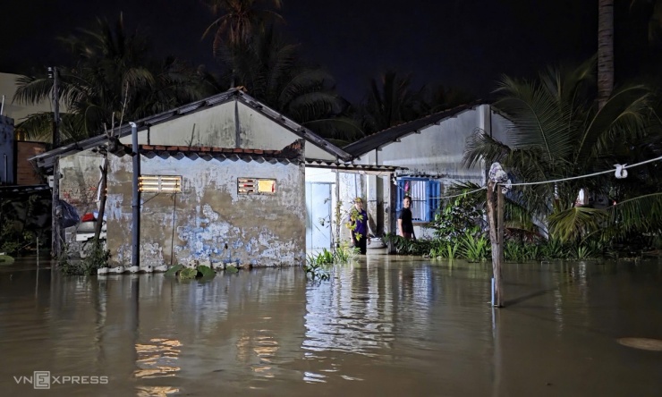 Người dân Phan Thiết chạy lũ suốt đêm - 3