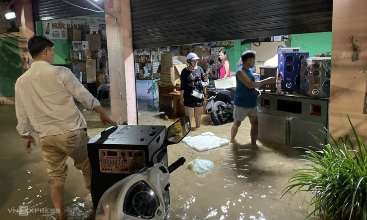 Người dân Phan Thiết chạy lũ suốt đêm - 9