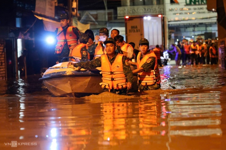 Người dân Phan Thiết chạy lũ suốt đêm - 6