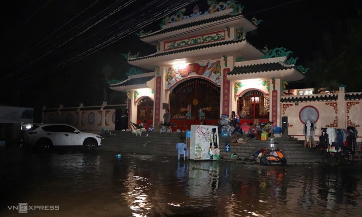 Người dân Phan Thiết chạy lũ suốt đêm - 10