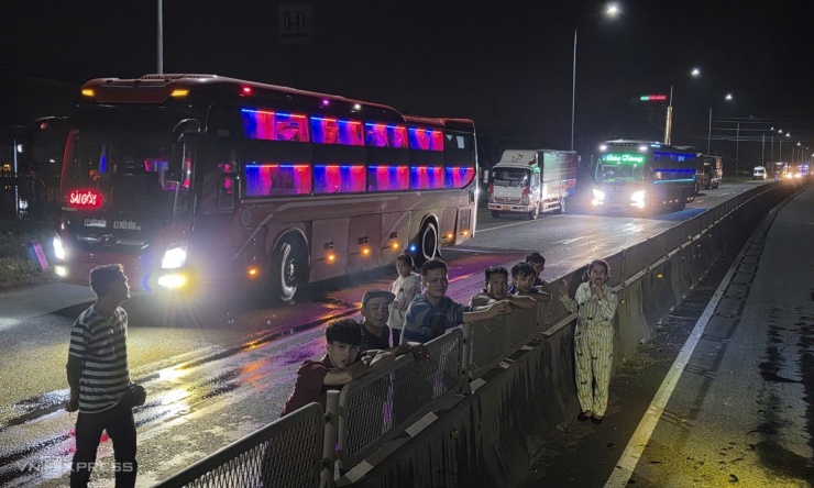 Người dân Phan Thiết chạy lũ suốt đêm - 13