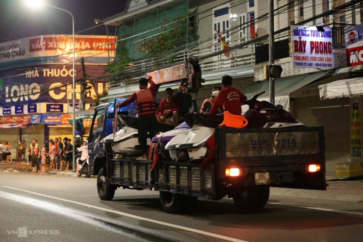 Người dân Phan Thiết chạy lũ suốt đêm - 11
